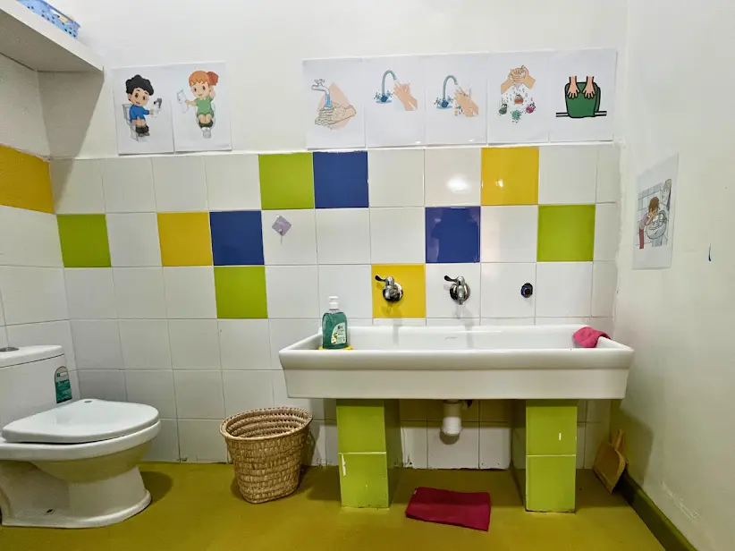Salle d'hygiène adaptée aux enfants
