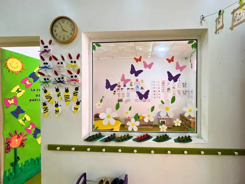 Décor papillons à l'entrée de la classe