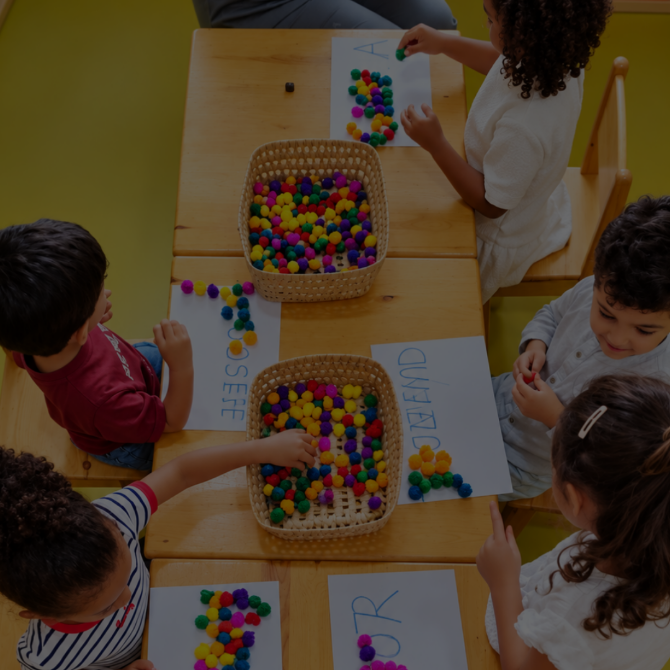 Enfants jouant dans la cour extérieure d'Illi School, crèche à Belvédère, Casablanca